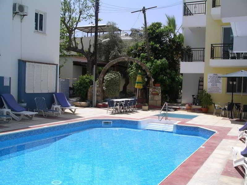 Renos Hotel Apts Polis Exterior foto